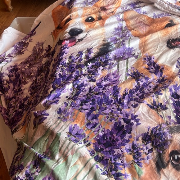 Corgis in lilacs duvet cover and 2 pillow shams - Picture 3 of 6